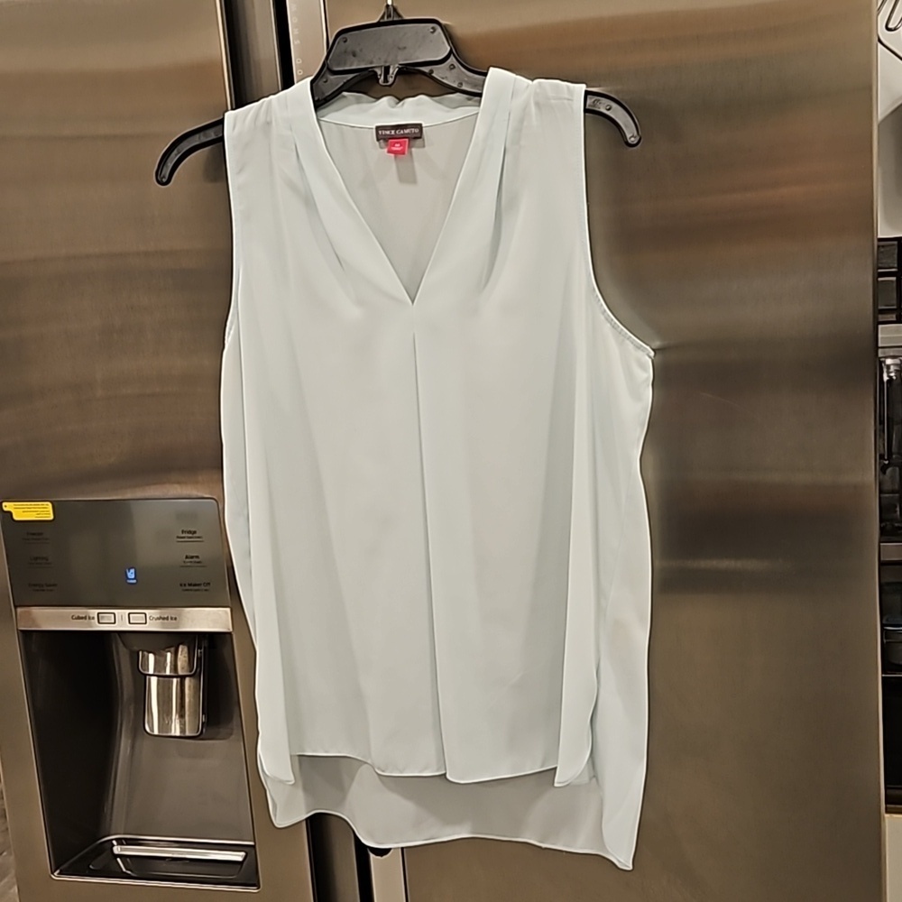 💕VINCE CAMUTO💕 Sleeveless Crepe V-Neck Blouse ~ Light Blue Medium